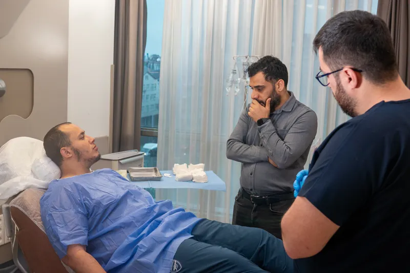 Clinique de greffe de cheveux DHI en Turquie avec une équipe médicale spécialisée