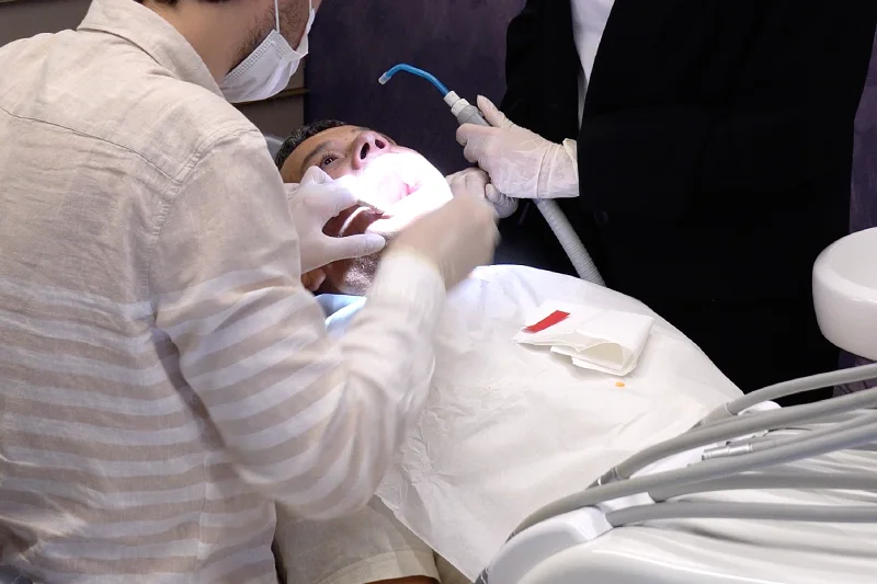Durchführung einer All-on-8 Implantatbehandlung in einer Klinik in der Türkei