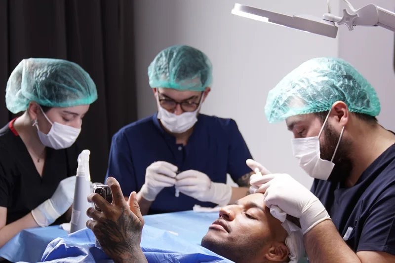 إجراء زراعة الشعر بواسطة الفريق الطبي