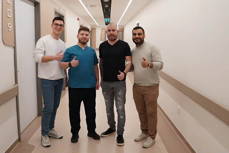 Gruppo di pazienti internazionali dopo un trapianto di barba in Turchia