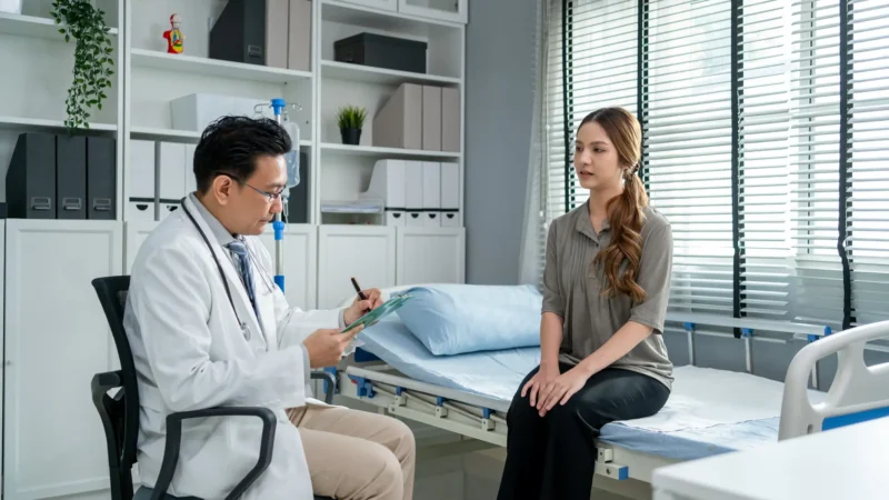 Türkiye’de mide botoksu işlemi doktor ve hasta ile klinik ortamda