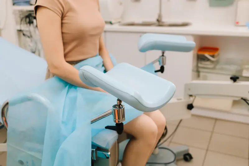 غرفة فحص نسائي يتم فيها إجراء عملية ترقيع غشاء البكارة