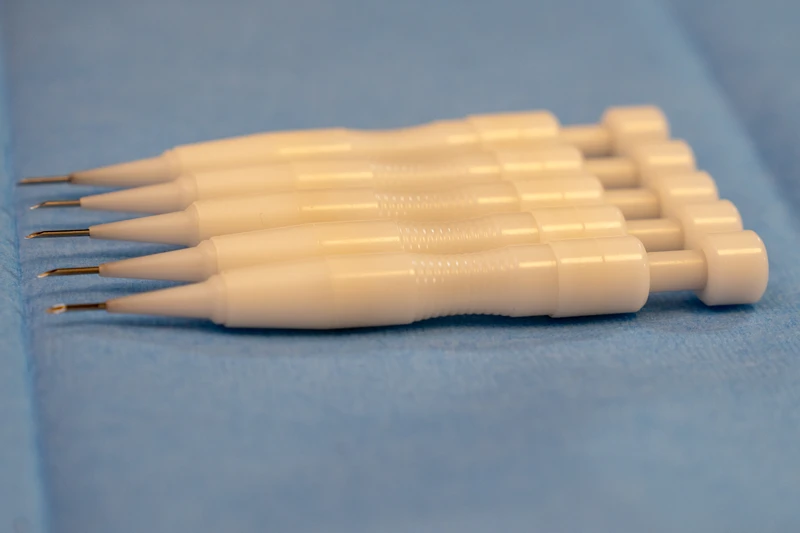 استخدام قلم تشوي في زراعة الشعر بتقنية DHI لزرع البصيلات بشكل مباشر ودقيق