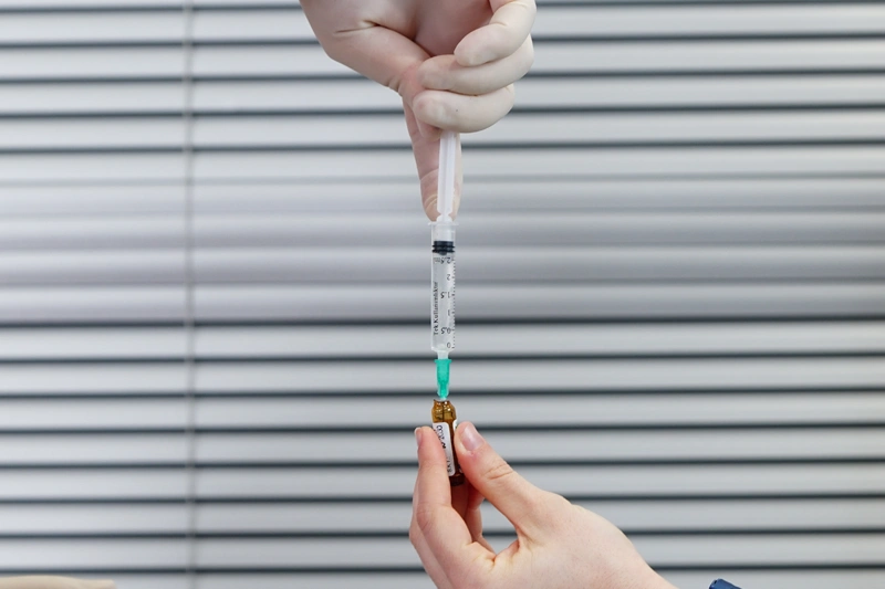 göz kapağı estetiği sırasında lokal anestezi uygulaması