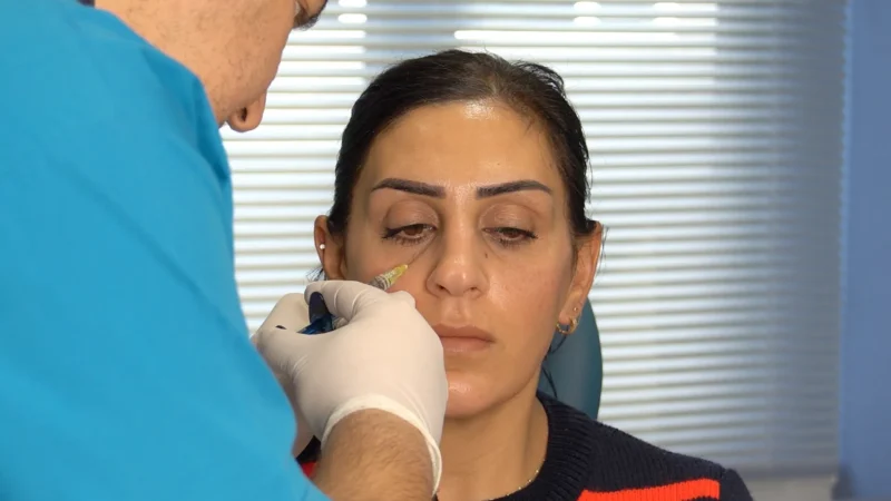 Türkiye'de göz altı dolgusu estetik klinikte uygulama