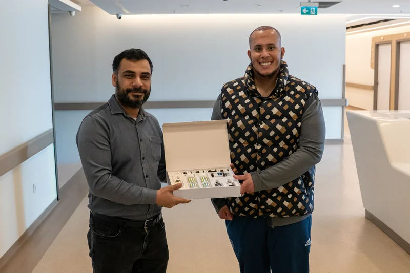 Turk Aesthetic İstanbul’da hastaya saç ekimi sonrası bakım çantasının teslim edilmesi