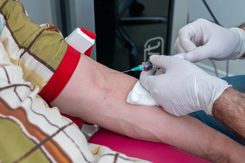 P-Shot tedavisi için kan alma işlemi
