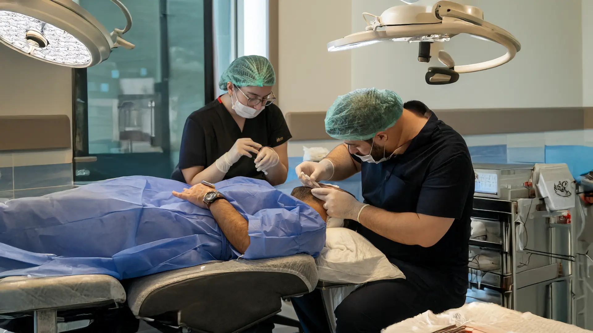 Injerto de barba natural y adaptado a los rasgos faciales