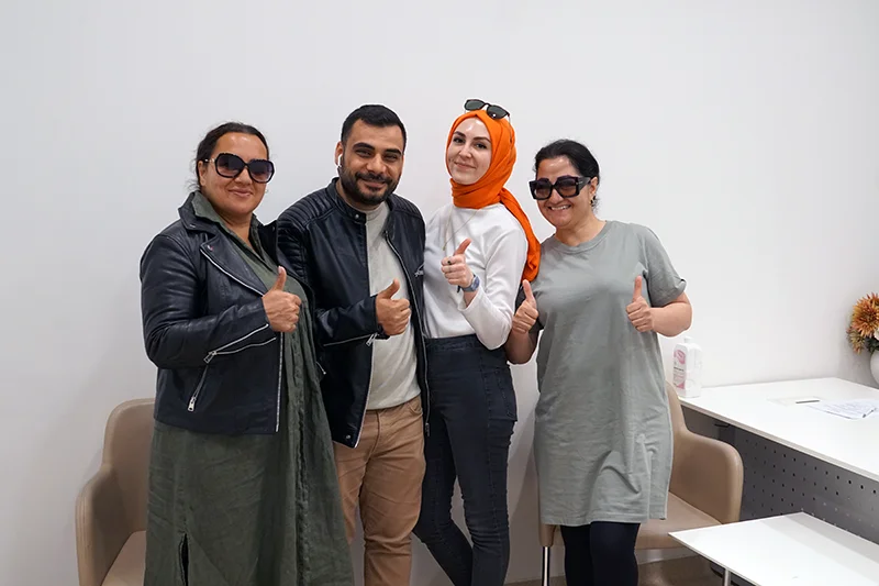 Пациенты с медицинской командой после пересадки бровей
