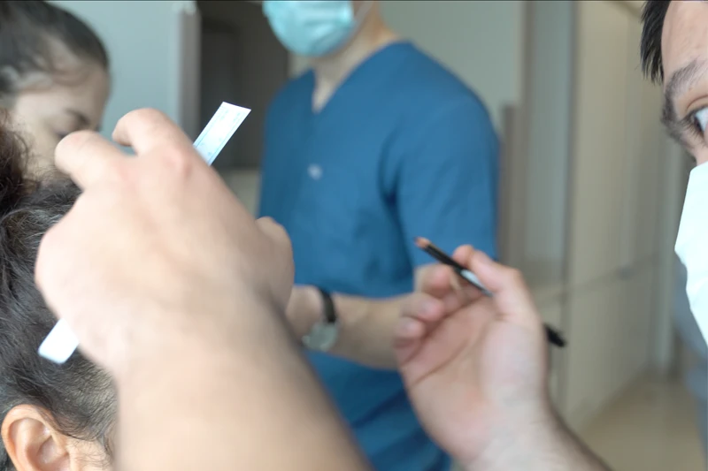 Individuelle Haaranalyse und Behandlungsplanung vor einer Haartransplantation bei Frauen.